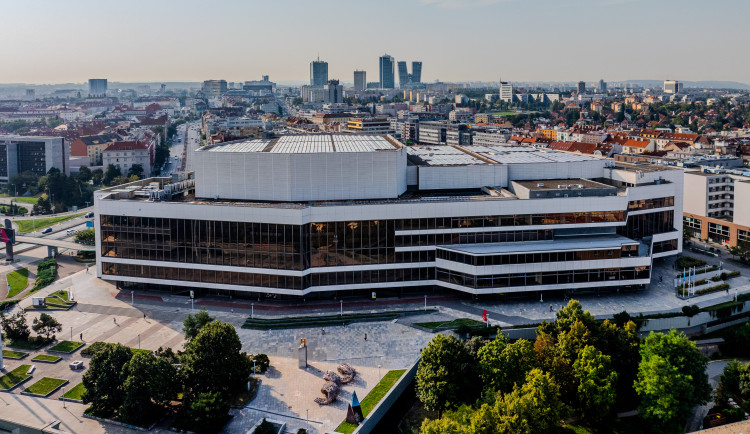 VIDEO: Netradiční čištění, kolem Pražského Kongresového centra létá dron