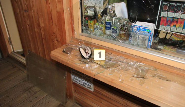 Osmnáctiletý kluk ze Žacléře ukradl autobus, vybílil cukrárnu a několik trafik