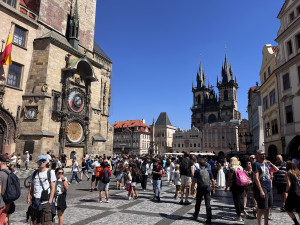 Turisté se v Praze cítí bezpečně a kriminalita klesá, problém je však noční hluk