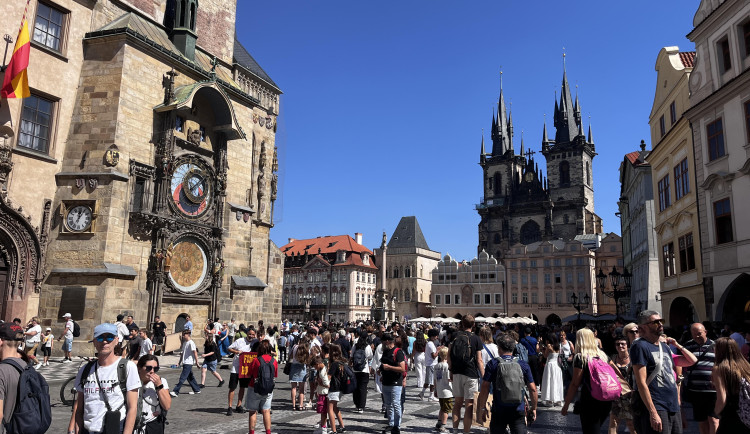 turisté přes prázdniny v praze