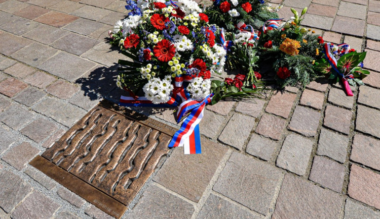 Srpen 1968: Stateční Plzeňané vlastními těly bránili vysílání rozhlasu