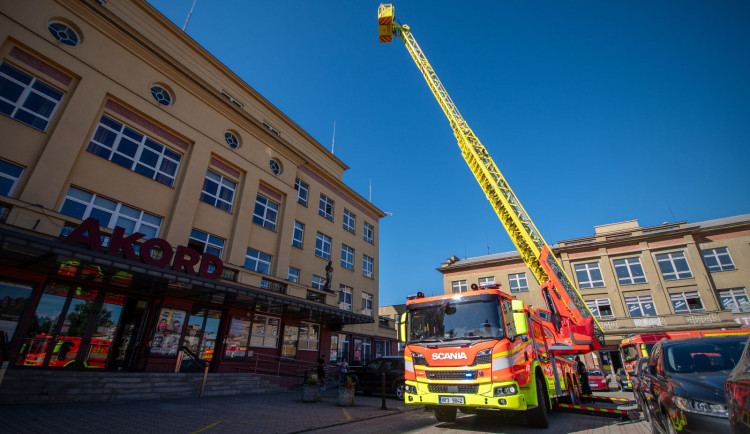 VIDEO: Hasiči prověřili své schopnosti při taktickém cvičení v Domě kultury Akord