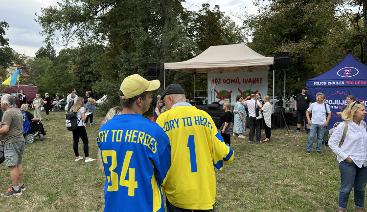FOTO: Jdi domů, Ivane! Před ruskou ambasádou protestují stovky lidí