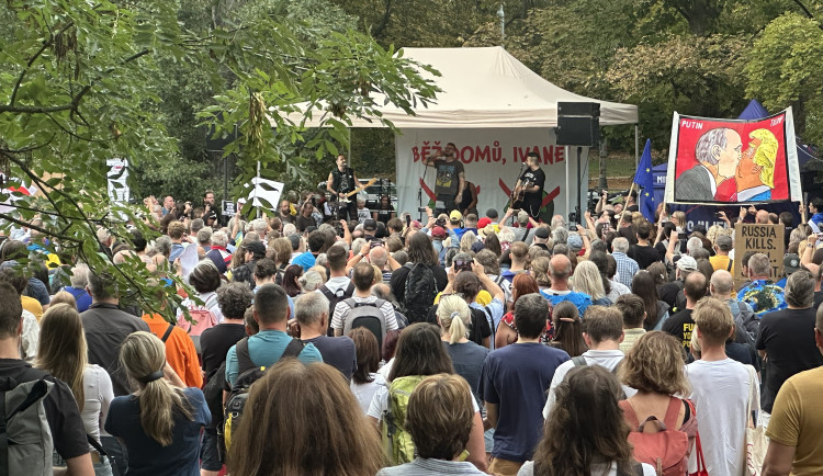 FOTO: Jdi domů, Ivane! Před ruskou ambasádou protestovaly stovky lidí