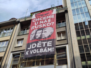 Skupina Kaputin vyvěsila na budovách v Praze plakát s Putinem a českými politiky