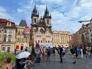 Skupina Kaputin vyvěsila na budovách v Praze plakát s Putinem a českými politiky