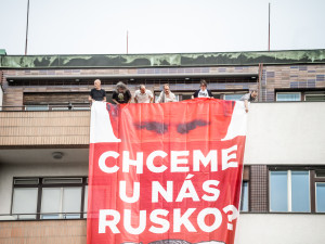 Skupina Kaputin vyvěsila na budovách v Praze plakát s Putinem a českými politiky