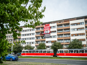 Skupina Kaputin vyvěsila na budovách v Praze plakát s Putinem a českými politiky