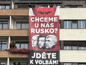 Skupina Kaputin vyvěsila na budovách v Praze plakát s Putinem a českými politiky