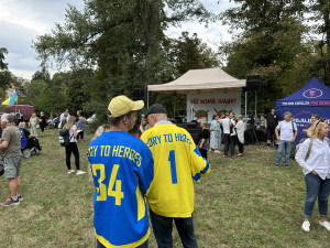 FOTO: Jdi domů, Ivane! Před ruskou ambasádou protestují stovky lidí