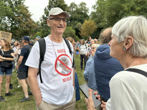 FOTO: Jdi domů, Ivane! Před ruskou ambasádou protestují stovky lidí