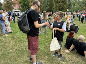FOTO: Jdi domů, Ivane! Před ruskou ambasádou protestují stovky lidí