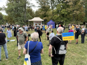 FOTO: Jdi domů, Ivane! Před ruskou ambasádou protestují stovky lidí