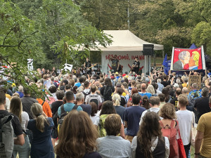 FOTO: Jdi domů, Ivane! Před ruskou ambasádou protestovaly stovky lidí