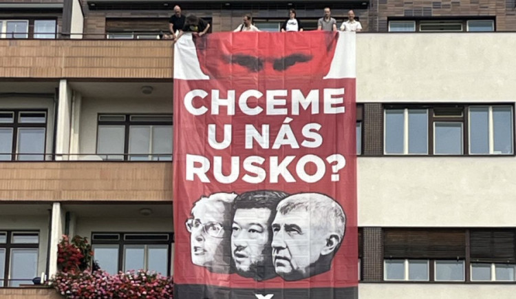 Skupina Kaputin vyvěsila na budovách v Praze plakát s Putinem a českými politiky