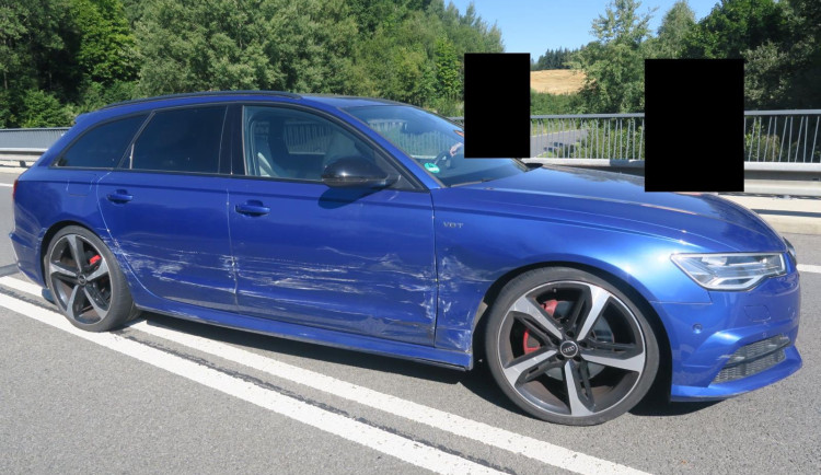 Řidička s kradeným autem srazila policistu a ujížděla. Policisté jí cestu zahradili kamionem