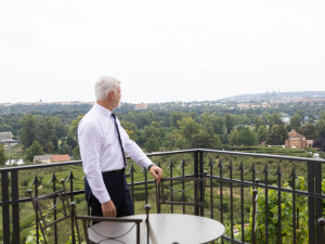 Prezident Pavel vysadil botanické zahradě lípu. Stromy tu mají i Havel a Čaputová