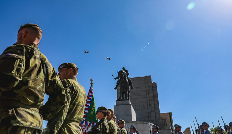 Armádní letadlo přivezlo ostatky devíti parašutistů a odbojářů. Na pražském Vítkově je čeká pietní ceremoniál