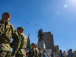 Armádní letadlo přivezlo ostatky devíti parašutistů a odbojářů. Na pražském Vítkově je čeká pietní ceremoniál