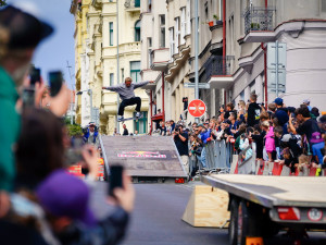 Extrémní sport ovládl Vršovice. Skateboardoví jezdci se utkali v závodu Red Bull Steep Street