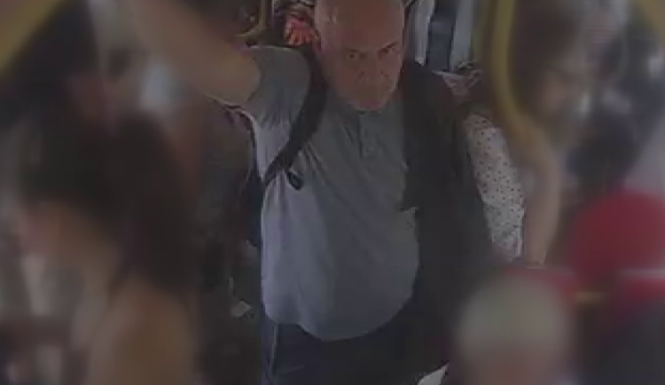 VIDEO: Postarší kapsář s moravským přízvukem okrádá lidi v buse. Lákají ho batohy
