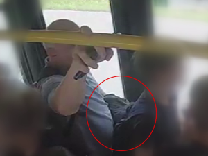 Postarší kapsář s moravským přízvukem okrádá lidi v buse. Lákají ho batohy