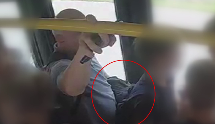 Postarší kapsář s moravským přízvukem okrádá lidi v buse. Lákají ho batohy