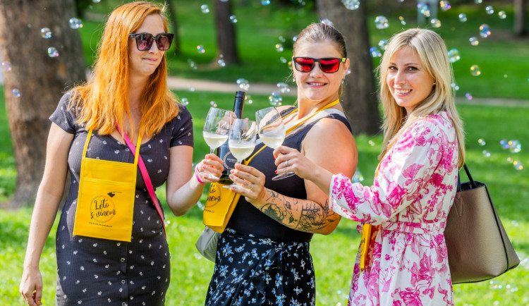 Hradec se loučí s prázdninami ve velkém stylu: víno, dronová show, Ameriky i hvězdná podívaná