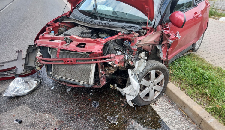 Obě auta musí po nehodě ve Vrchlabí do servisu, dva lidé skončili v péči lékařů