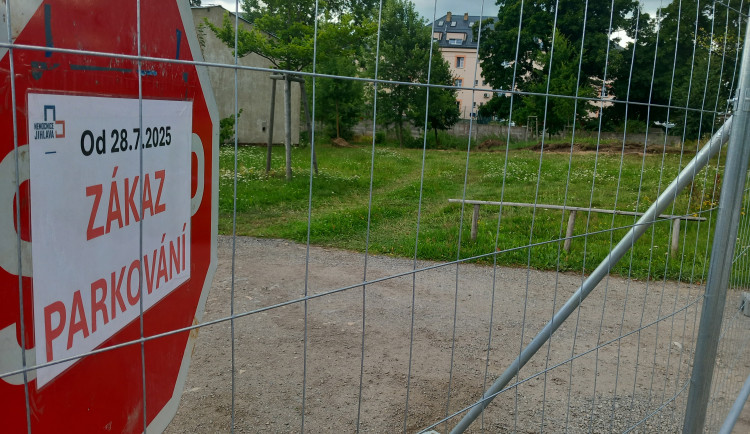 Mapa: U jihlavské nemocnice se od 1. září radikálně změní parkovací plochy