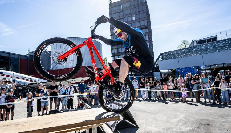 Auto nech doma, vezmi kolo. Hradecké Tylovo nábřeží rozproudí jezdec Petr Kraus