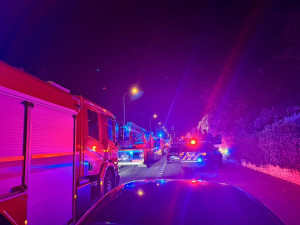 Požár zničil byt na Barrandově, z domu hasiči zachránili dvacet lidí