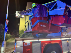 Požár zničil byt na Barrandově, z domu hasiči zachránili dvacet lidí