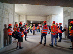 FOTO: Lávka s promenádou i nové nástupiště. Smíchovské nádraží získává podobu