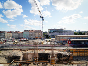 FOTO: Lávka s promenádou i nové nástupiště. Smíchovské nádraží získává podobu