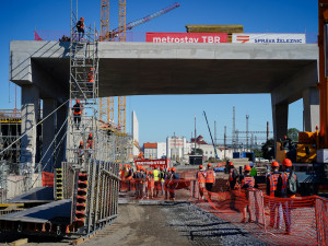 FOTO: Lávka s promenádou i nové nástupiště. Smíchovské nádraží získává podobu