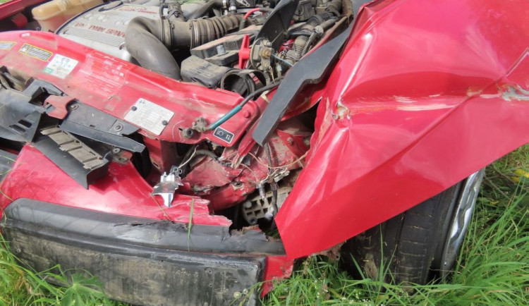 Skoro čtyři promile v krvi: Řidič na Jičínsku narazil do sloupu a skončil v příkopu