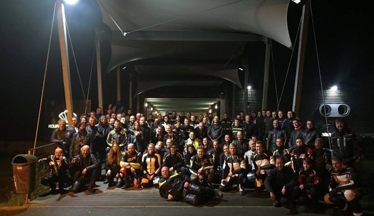 Sobotní noční klid v Hradci Králové naruší stovky motorkářů, je tu další noční vyjížďka