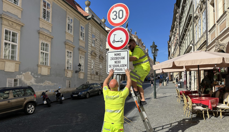 Praha 1 zakázala vjezd koloběžkám do Nerudovy. Je to akt zoufalství, říká starostka