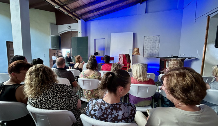 Na letní scéně Horáckého divadla dnes večer začíná Živé kino. Vstup je zdarma