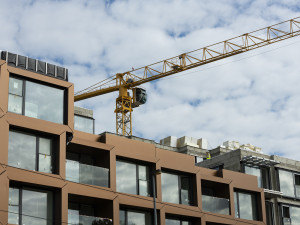 Praha je třetí nejméně dostupné město pro koupi nového bytu v Evropě