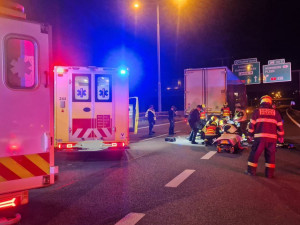 Při nehodě na Pražské okruhu zemřel mladý motorkář, srazil se s náklaďákem