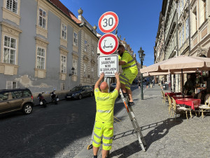 Praha 1 zakázala vjezd koloběžkám do Nerudovy ulice.