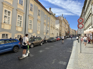 Praha 1 zakázala vjezd koloběžkám do Nerudovy. Je to akt zoufalství, říká starostka
