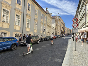Praha 1 zakázala vjezd koloběžkám do Nerudovy. Značky jezdci hned ignorovali