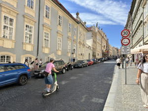 Praha 1 zakázala vjezd koloběžkám do Nerudovy. Je to akt zoufalství, říká starostka