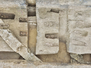 Archeologové odhalili u Břevnovského kláštera 1289 ostatků pruských vojáků.