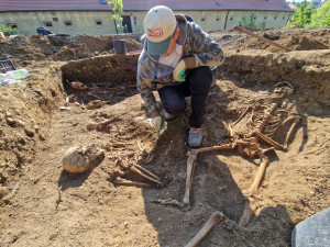 Archeologové odhalili u Břevnovského kláštera 1289 ostatků pruských vojáků