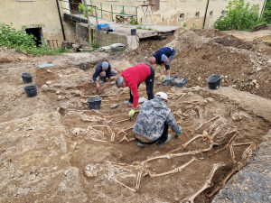 Archeologové odhalili u Břevnovského kláštera 1289 ostatků pruských vojáků