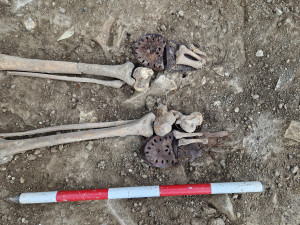 Archeologové odhalili u Břevnovského kláštera 1289 ostatků pruských vojáků